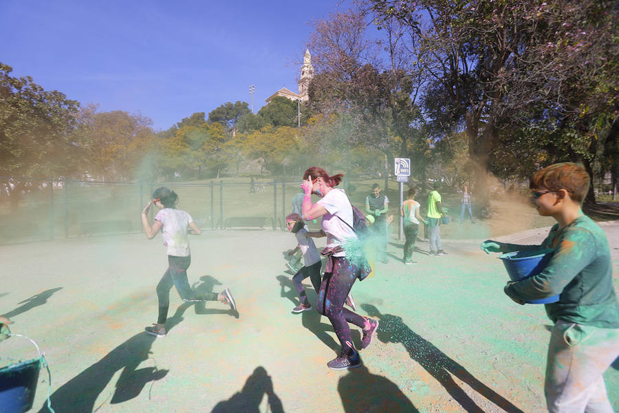 Han sido muchas las familias con niños que se han animado así a empezar el Día de Andalucía corriendo entre polvos de colores. En total, más de 4.000 personas