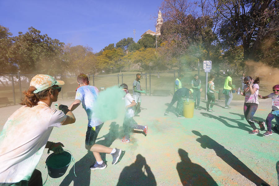 Han sido muchas las familias con niños que se han animado así a empezar el Día de Andalucía corriendo entre polvos de colores. En total, más de 4.000 personas