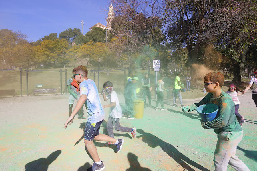 Han sido muchas las familias con niños que se han animado así a empezar el Día de Andalucía corriendo entre polvos de colores. En total, más de 4.000 personas