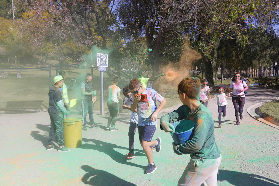 Han sido muchas las familias con niños que se han animado así a empezar el Día de Andalucía corriendo entre polvos de colores. En total, más de 4.000 personas