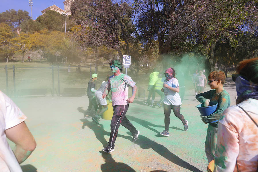 Han sido muchas las familias con niños que se han animado así a empezar el Día de Andalucía corriendo entre polvos de colores. En total, más de 4.000 personas