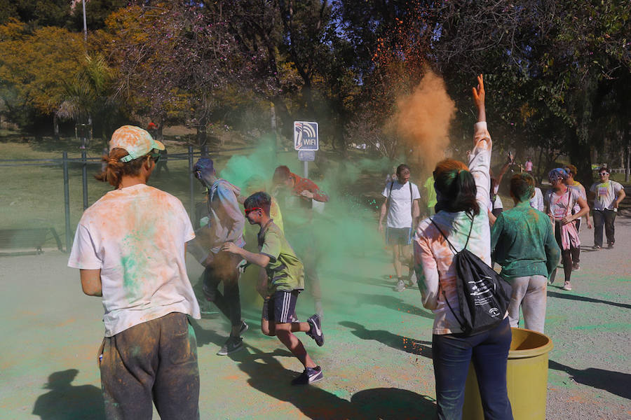 Han sido muchas las familias con niños que se han animado así a empezar el Día de Andalucía corriendo entre polvos de colores. En total, más de 4.000 personas