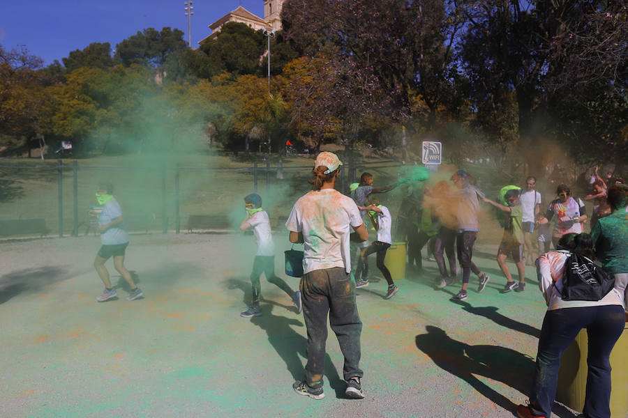 Han sido muchas las familias con niños que se han animado así a empezar el Día de Andalucía corriendo entre polvos de colores. En total, más de 4.000 personas