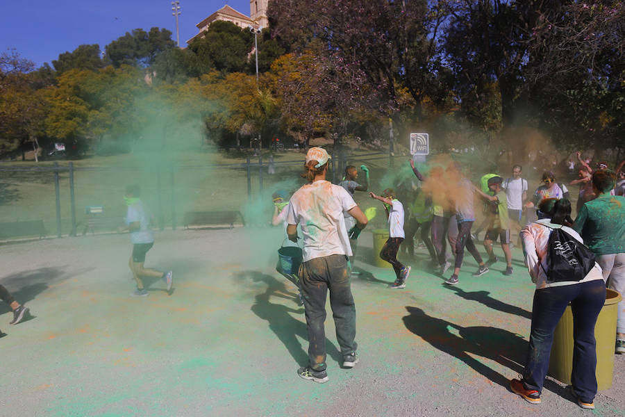 Han sido muchas las familias con niños que se han animado así a empezar el Día de Andalucía corriendo entre polvos de colores. En total, más de 4.000 personas