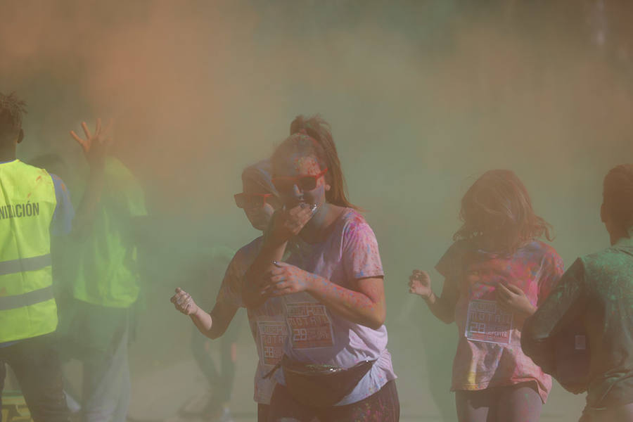 Han sido muchas las familias con niños que se han animado así a empezar el Día de Andalucía corriendo entre polvos de colores. En total, más de 4.000 personas