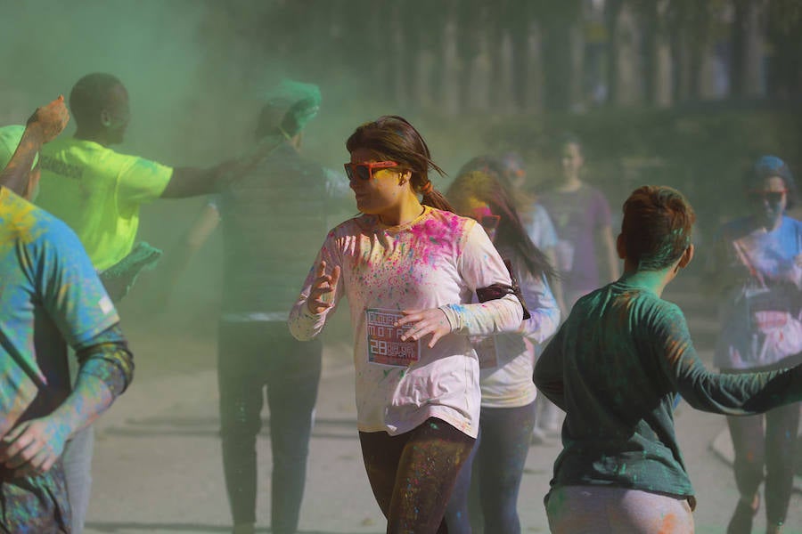 Han sido muchas las familias con niños que se han animado así a empezar el Día de Andalucía corriendo entre polvos de colores. En total, más de 4.000 personas