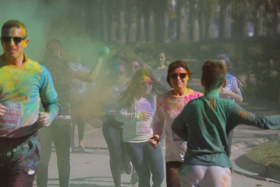 Han sido muchas las familias con niños que se han animado así a empezar el Día de Andalucía corriendo entre polvos de colores. En total, más de 4.000 personas