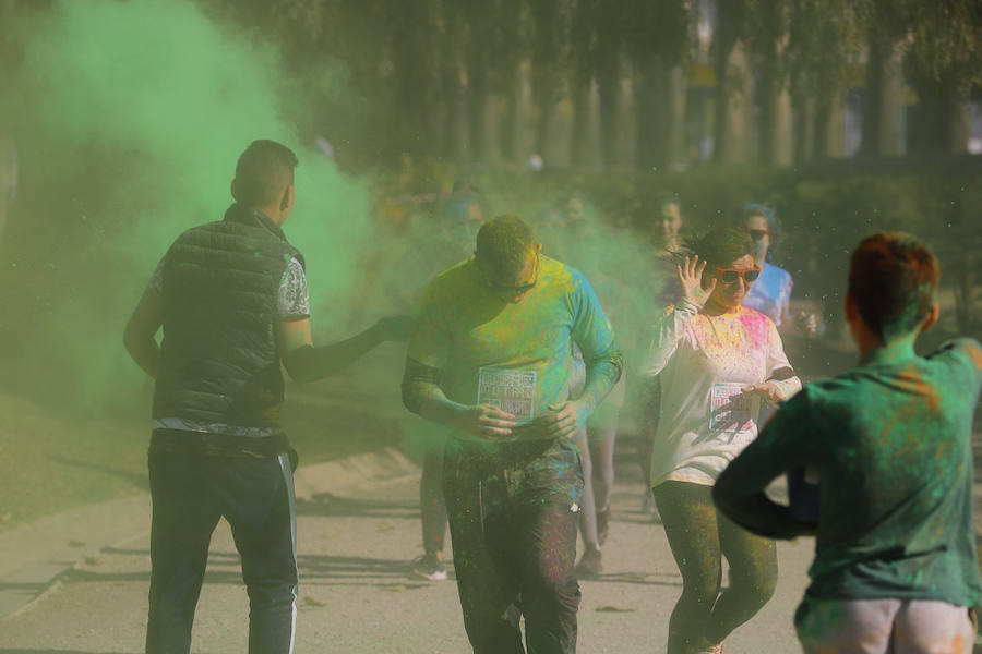 Han sido muchas las familias con niños que se han animado así a empezar el Día de Andalucía corriendo entre polvos de colores. En total, más de 4.000 personas