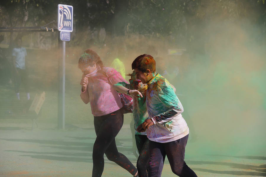 Han sido muchas las familias con niños que se han animado así a empezar el Día de Andalucía corriendo entre polvos de colores. En total, más de 4.000 personas