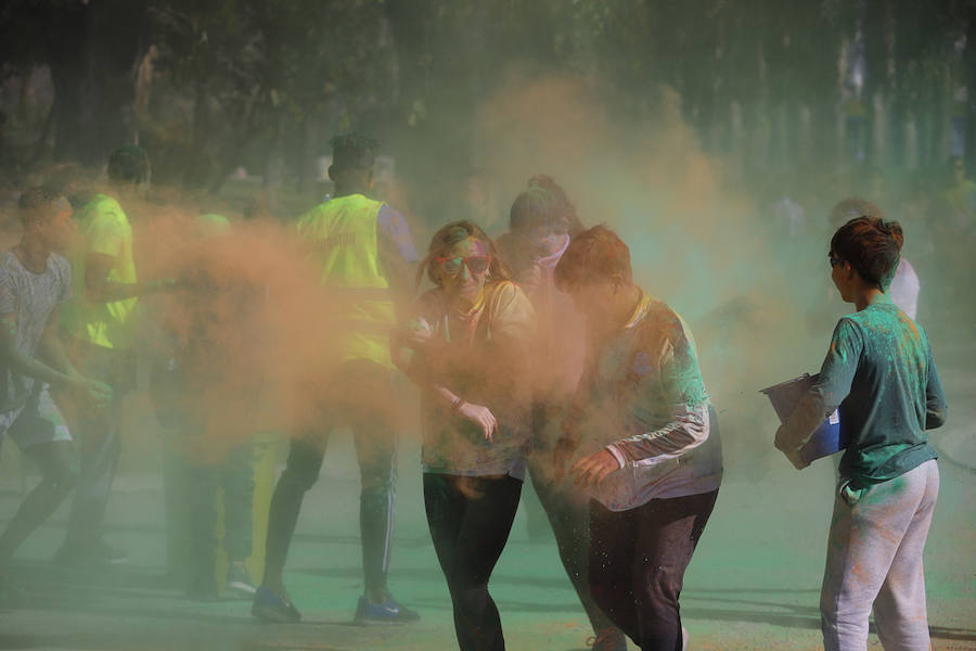 Han sido muchas las familias con niños que se han animado así a empezar el Día de Andalucía corriendo entre polvos de colores. En total, más de 4.000 personas