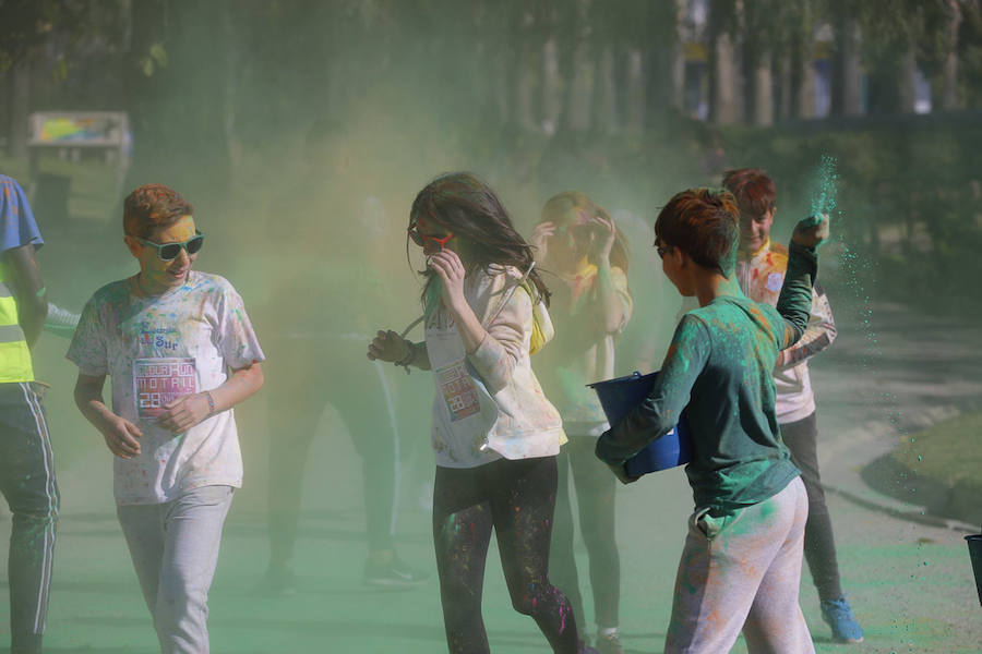 Han sido muchas las familias con niños que se han animado así a empezar el Día de Andalucía corriendo entre polvos de colores. En total, más de 4.000 personas