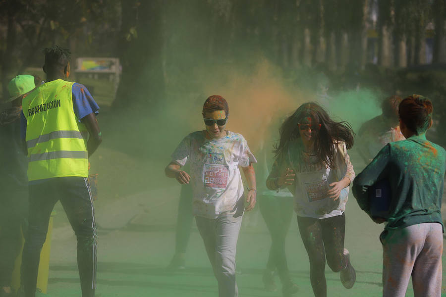 Han sido muchas las familias con niños que se han animado así a empezar el Día de Andalucía corriendo entre polvos de colores. En total, más de 4.000 personas