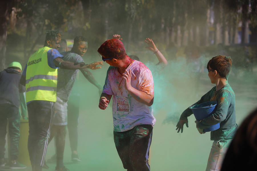 Han sido muchas las familias con niños que se han animado así a empezar el Día de Andalucía corriendo entre polvos de colores. En total, más de 4.000 personas