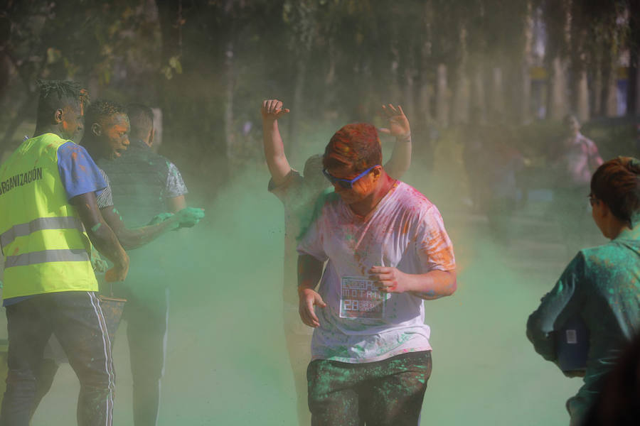 Han sido muchas las familias con niños que se han animado así a empezar el Día de Andalucía corriendo entre polvos de colores. En total, más de 4.000 personas