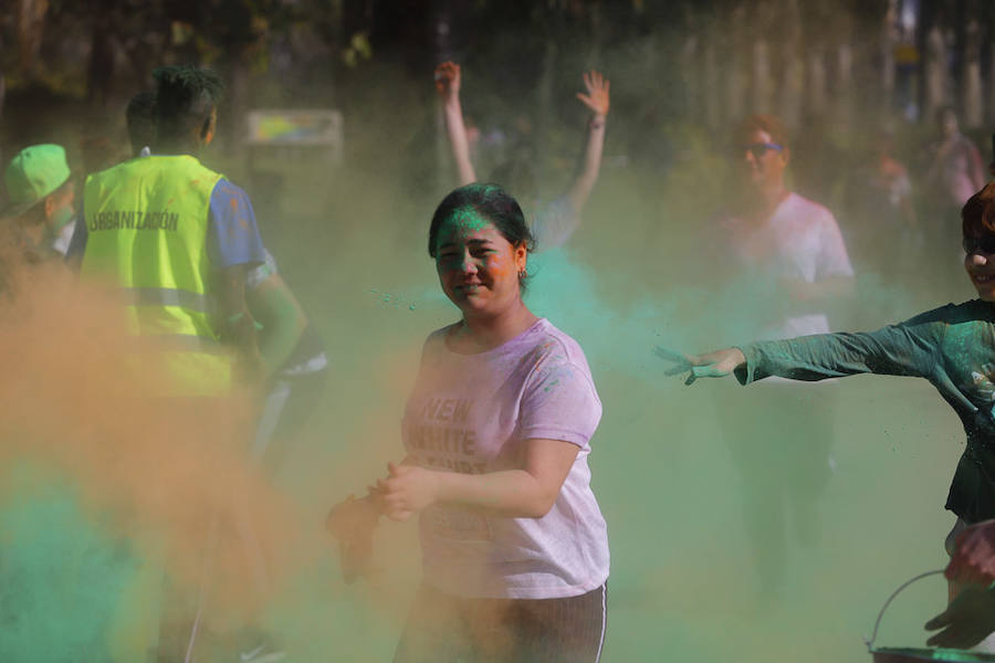 Han sido muchas las familias con niños que se han animado así a empezar el Día de Andalucía corriendo entre polvos de colores. En total, más de 4.000 personas