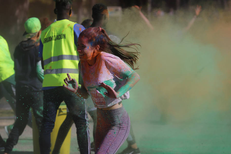 Han sido muchas las familias con niños que se han animado así a empezar el Día de Andalucía corriendo entre polvos de colores. En total, más de 4.000 personas