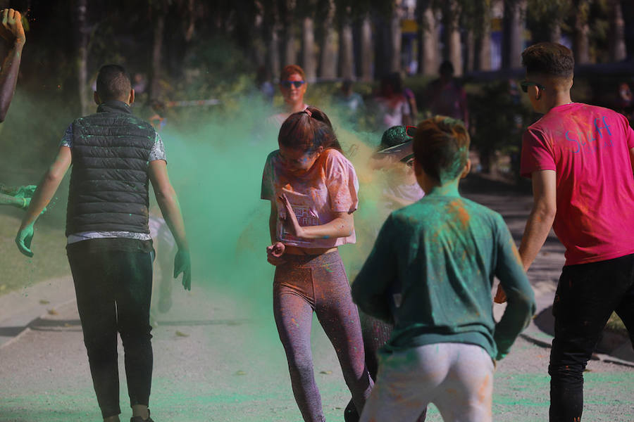 Han sido muchas las familias con niños que se han animado así a empezar el Día de Andalucía corriendo entre polvos de colores. En total, más de 4.000 personas