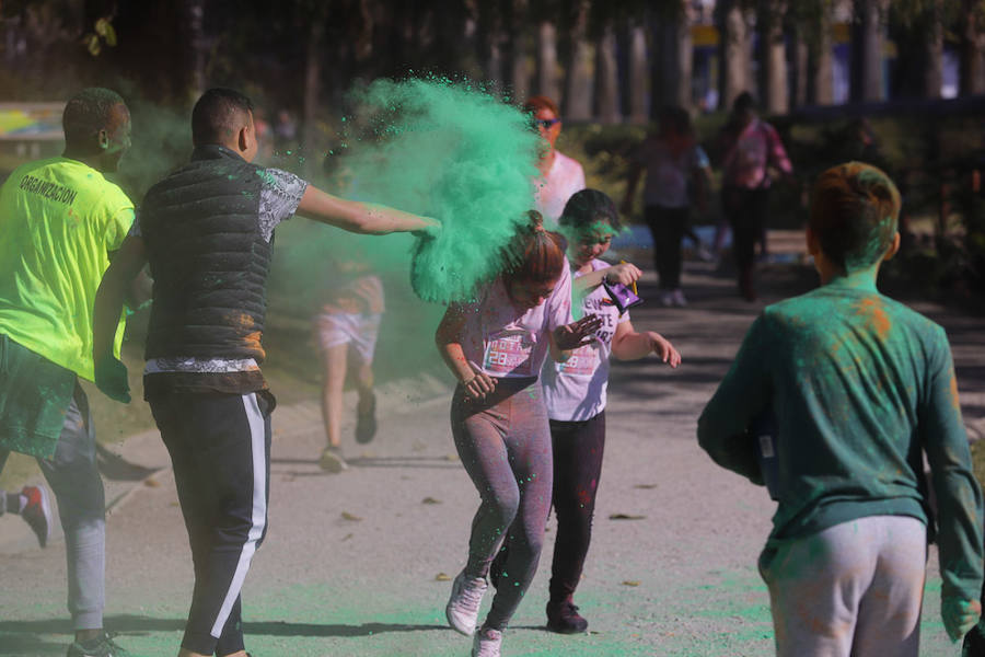 Han sido muchas las familias con niños que se han animado así a empezar el Día de Andalucía corriendo entre polvos de colores. En total, más de 4.000 personas