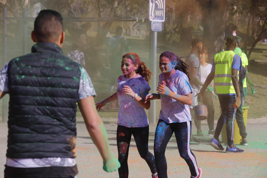 Han sido muchas las familias con niños que se han animado así a empezar el Día de Andalucía corriendo entre polvos de colores. En total, más de 4.000 personas