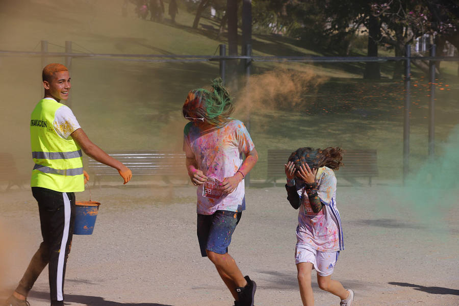 Han sido muchas las familias con niños que se han animado así a empezar el Día de Andalucía corriendo entre polvos de colores. En total, más de 4.000 personas