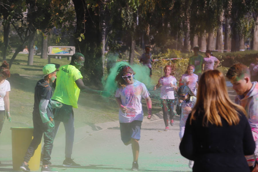 Han sido muchas las familias con niños que se han animado así a empezar el Día de Andalucía corriendo entre polvos de colores. En total, más de 4.000 personas