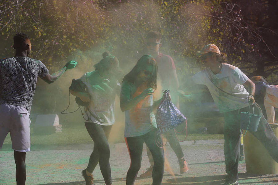 Han sido muchas las familias con niños que se han animado así a empezar el Día de Andalucía corriendo entre polvos de colores. En total, más de 4.000 personas