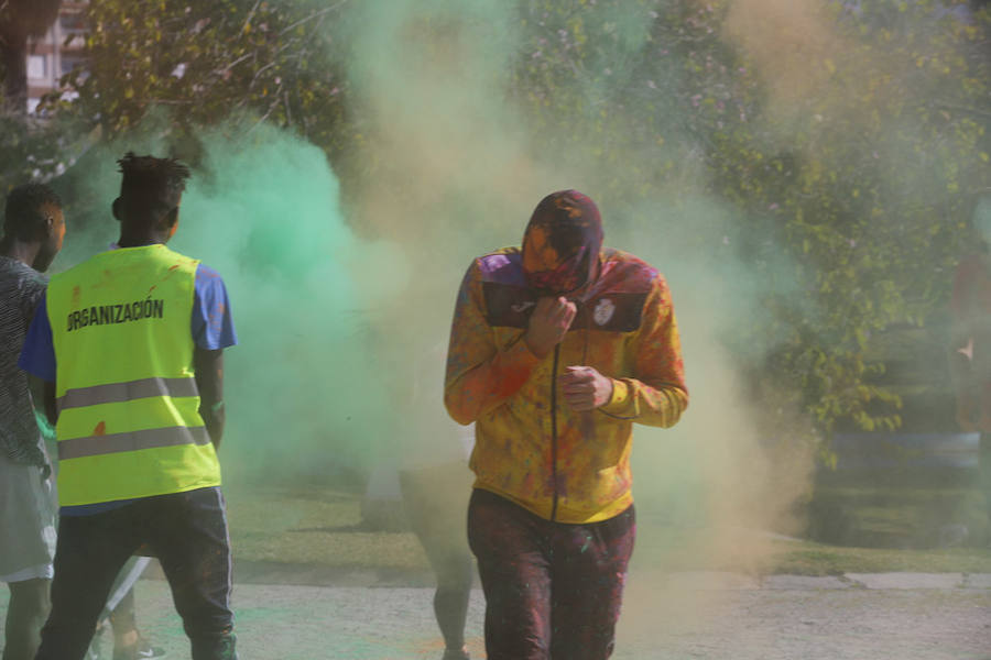 Han sido muchas las familias con niños que se han animado así a empezar el Día de Andalucía corriendo entre polvos de colores. En total, más de 4.000 personas