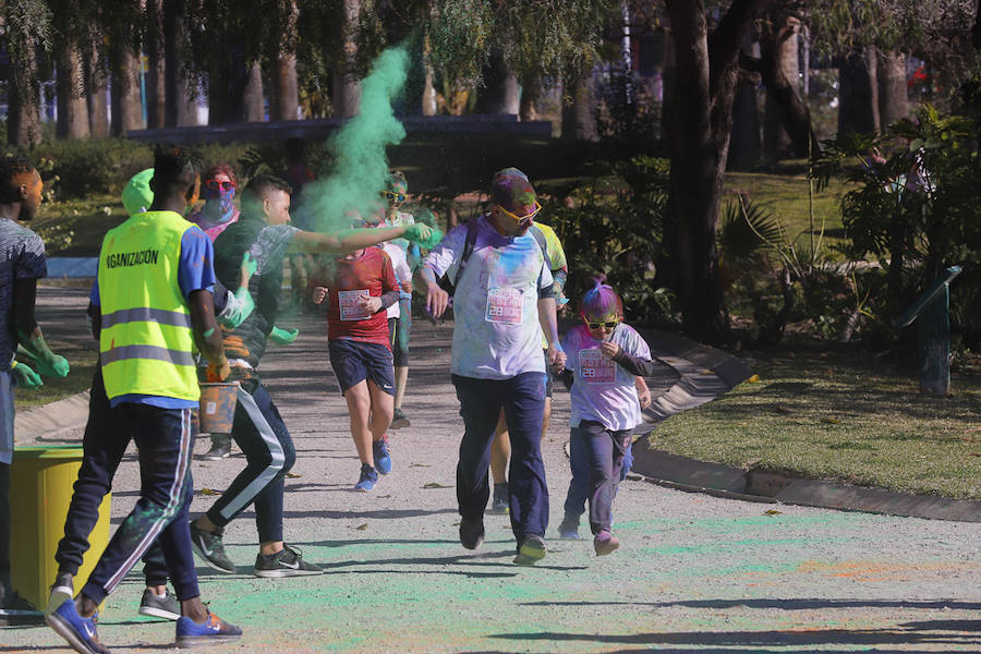 Han sido muchas las familias con niños que se han animado así a empezar el Día de Andalucía corriendo entre polvos de colores. En total, más de 4.000 personas