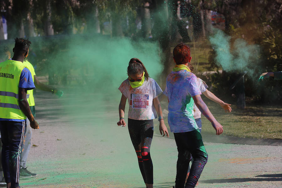 Han sido muchas las familias con niños que se han animado así a empezar el Día de Andalucía corriendo entre polvos de colores. En total, más de 4.000 personas