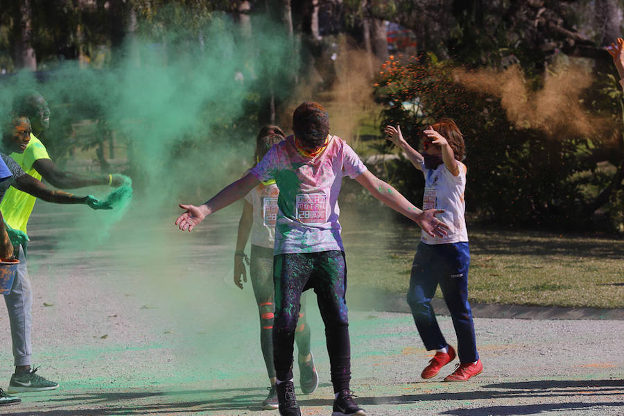 Han sido muchas las familias con niños que se han animado así a empezar el Día de Andalucía corriendo entre polvos de colores. En total, más de 4.000 personas