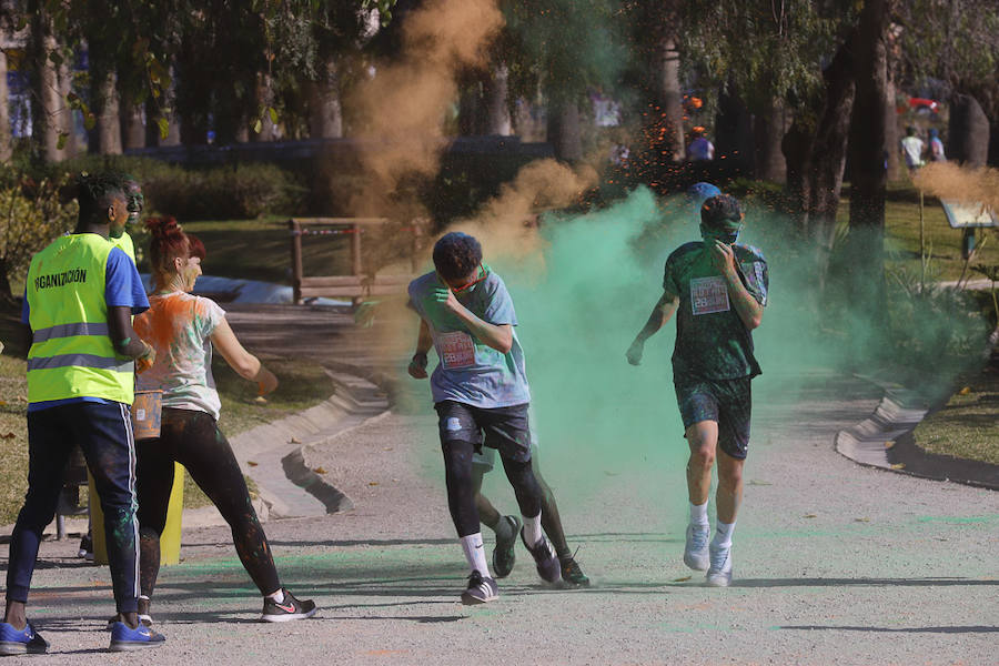 Han sido muchas las familias con niños que se han animado así a empezar el Día de Andalucía corriendo entre polvos de colores. En total, más de 4.000 personas