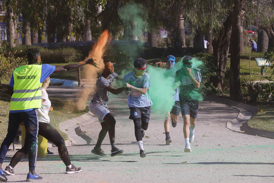 Han sido muchas las familias con niños que se han animado así a empezar el Día de Andalucía corriendo entre polvos de colores. En total, más de 4.000 personas