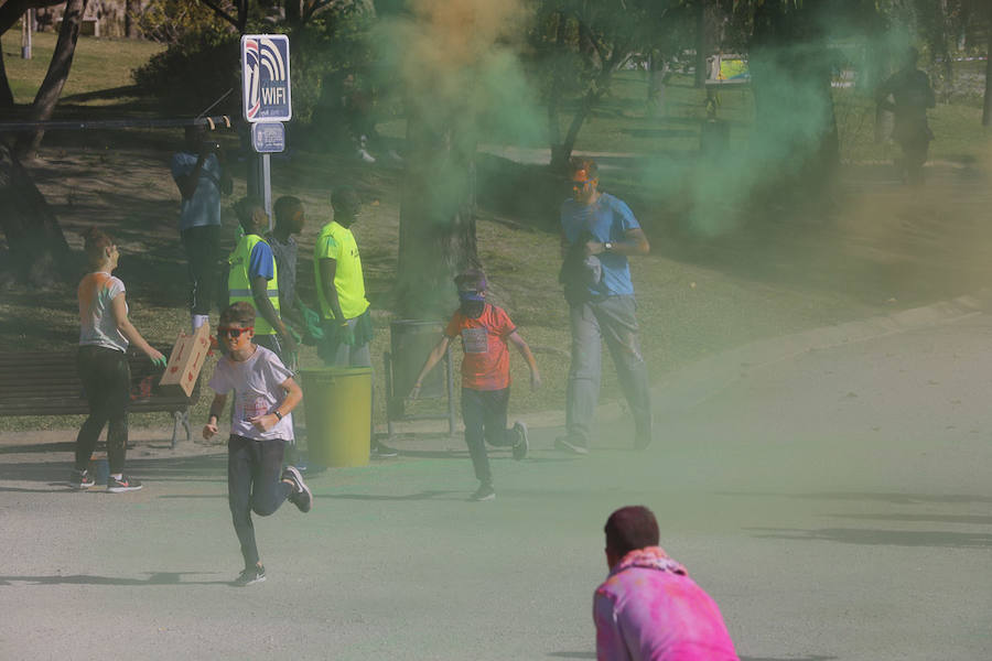 Han sido muchas las familias con niños que se han animado así a empezar el Día de Andalucía corriendo entre polvos de colores. En total, más de 4.000 personas