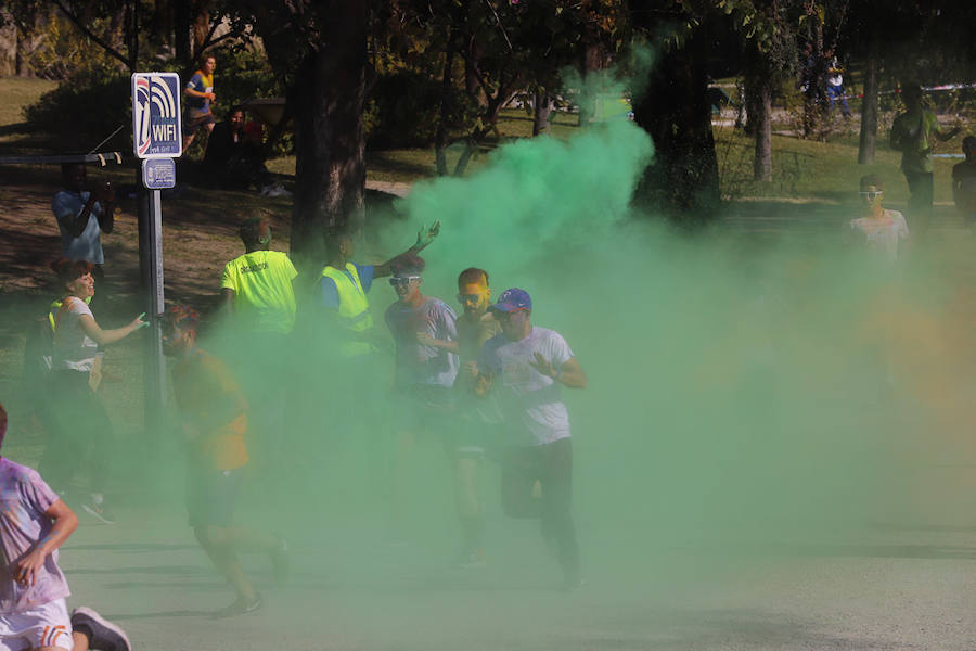 Han sido muchas las familias con niños que se han animado así a empezar el Día de Andalucía corriendo entre polvos de colores. En total, más de 4.000 personas