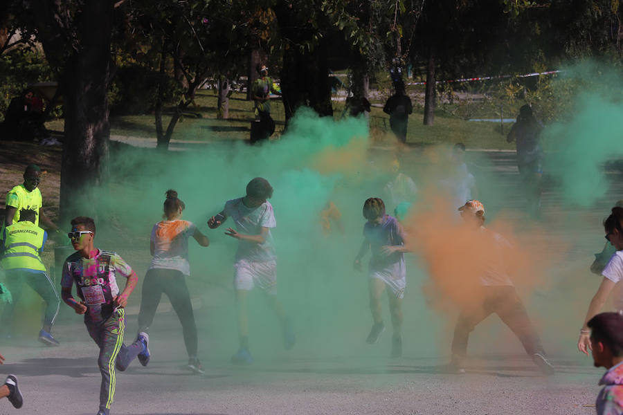 Han sido muchas las familias con niños que se han animado así a empezar el Día de Andalucía corriendo entre polvos de colores. En total, más de 4.000 personas