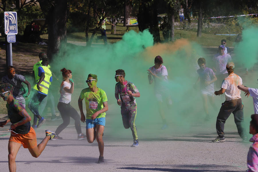 Han sido muchas las familias con niños que se han animado así a empezar el Día de Andalucía corriendo entre polvos de colores. En total, más de 4.000 personas