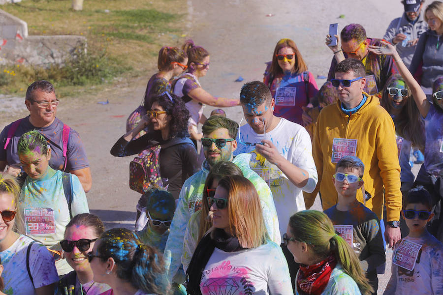 Han sido muchas las familias con niños que se han animado así a empezar el Día de Andalucía corriendo entre polvos de colores. En total, más de 4.000 personas