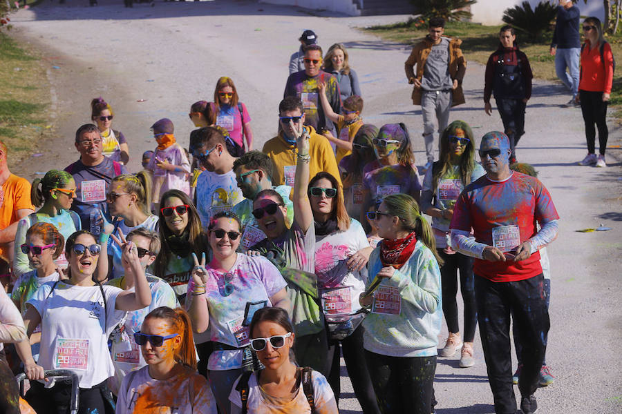 Han sido muchas las familias con niños que se han animado así a empezar el Día de Andalucía corriendo entre polvos de colores. En total, más de 4.000 personas