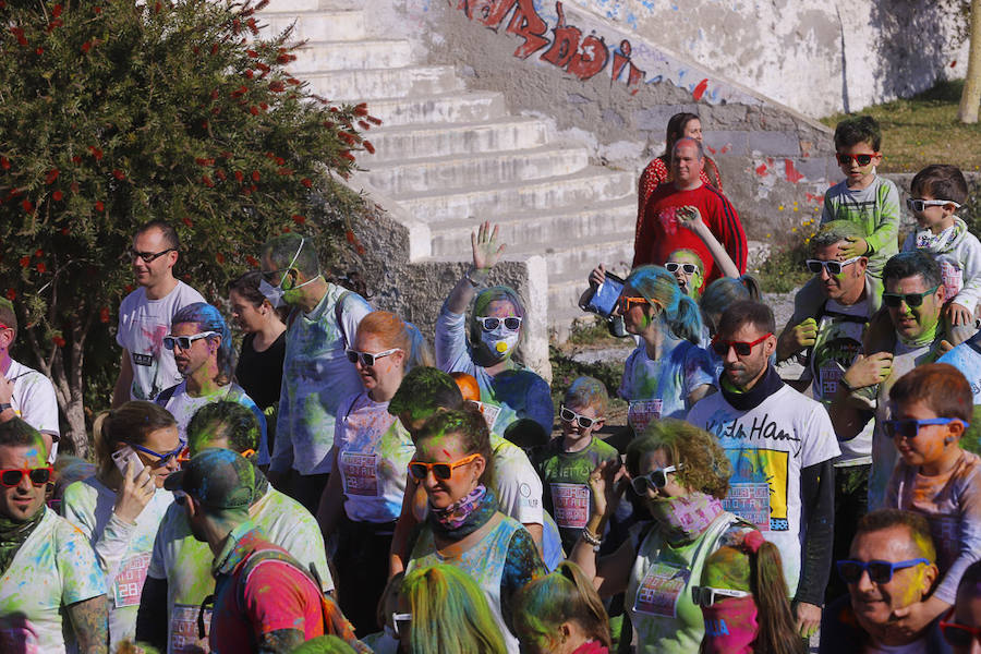 Han sido muchas las familias con niños que se han animado así a empezar el Día de Andalucía corriendo entre polvos de colores. En total, más de 4.000 personas