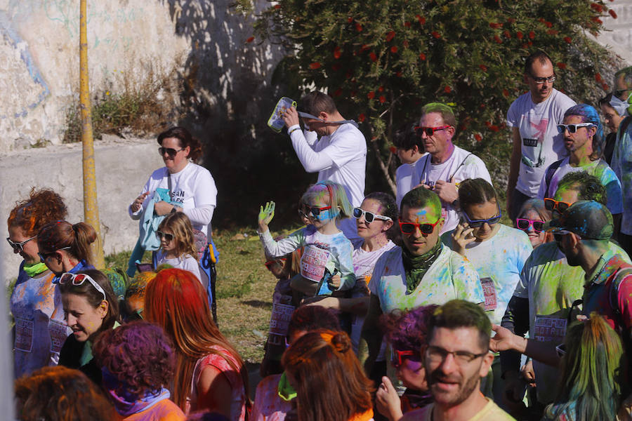 Han sido muchas las familias con niños que se han animado así a empezar el Día de Andalucía corriendo entre polvos de colores. En total, más de 4.000 personas