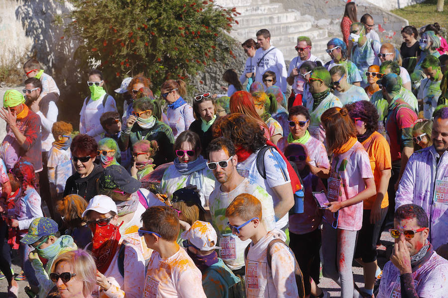 Han sido muchas las familias con niños que se han animado así a empezar el Día de Andalucía corriendo entre polvos de colores. En total, más de 4.000 personas