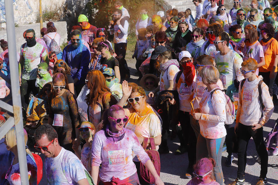 Han sido muchas las familias con niños que se han animado así a empezar el Día de Andalucía corriendo entre polvos de colores. En total, más de 4.000 personas