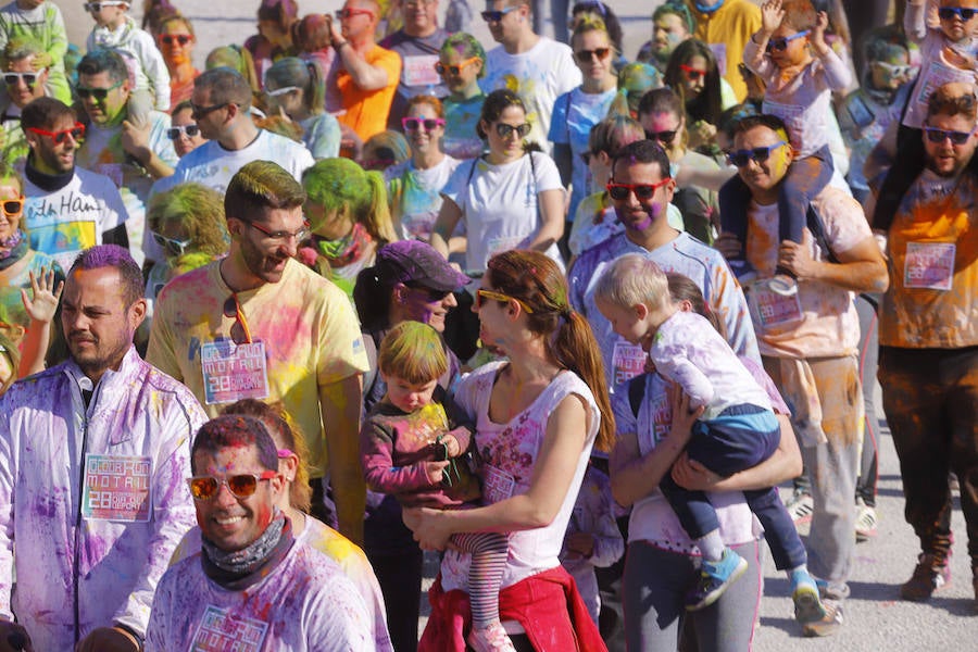 Han sido muchas las familias con niños que se han animado así a empezar el Día de Andalucía corriendo entre polvos de colores. En total, más de 4.000 personas