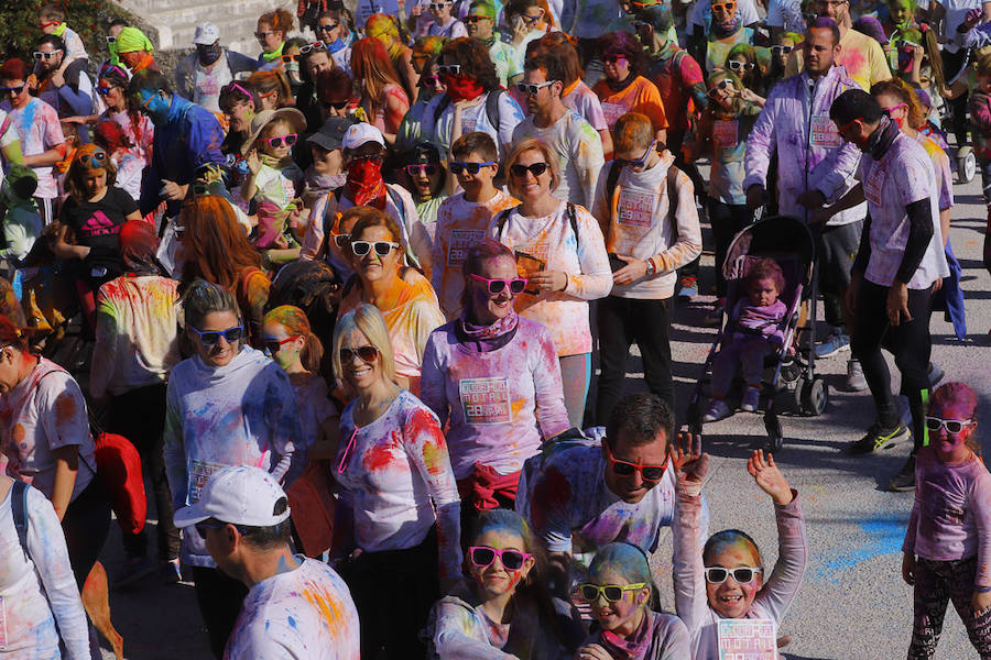 Han sido muchas las familias con niños que se han animado así a empezar el Día de Andalucía corriendo entre polvos de colores. En total, más de 4.000 personas