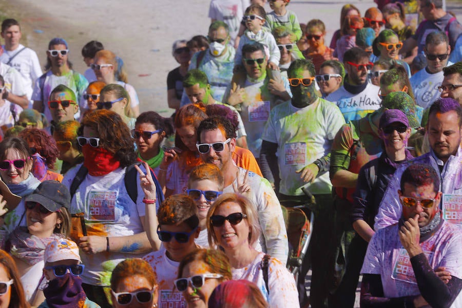 Han sido muchas las familias con niños que se han animado así a empezar el Día de Andalucía corriendo entre polvos de colores. En total, más de 4.000 personas