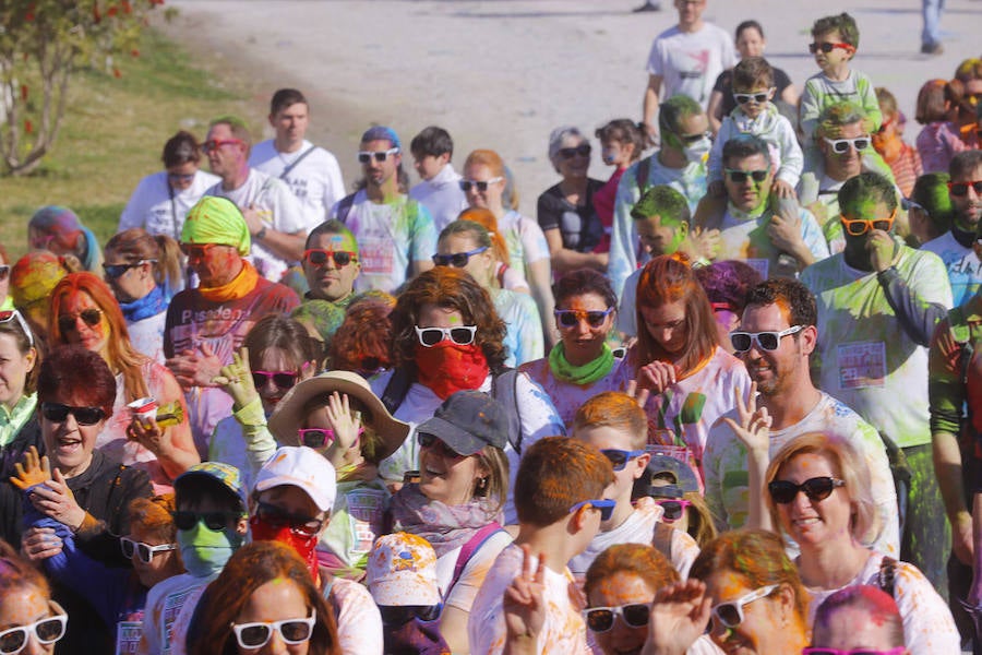 Han sido muchas las familias con niños que se han animado así a empezar el Día de Andalucía corriendo entre polvos de colores. En total, más de 4.000 personas