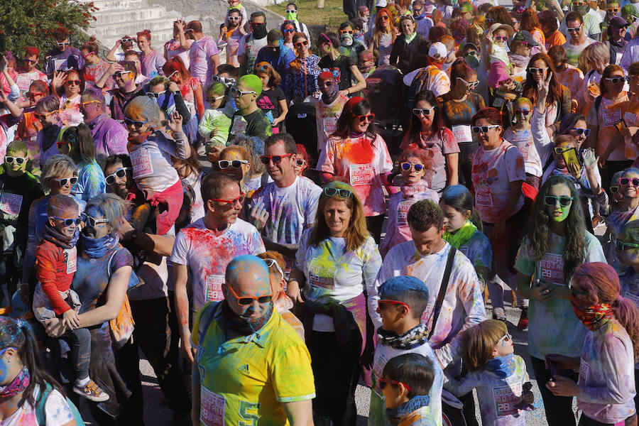 Han sido muchas las familias con niños que se han animado así a empezar el Día de Andalucía corriendo entre polvos de colores. En total, más de 4.000 personas