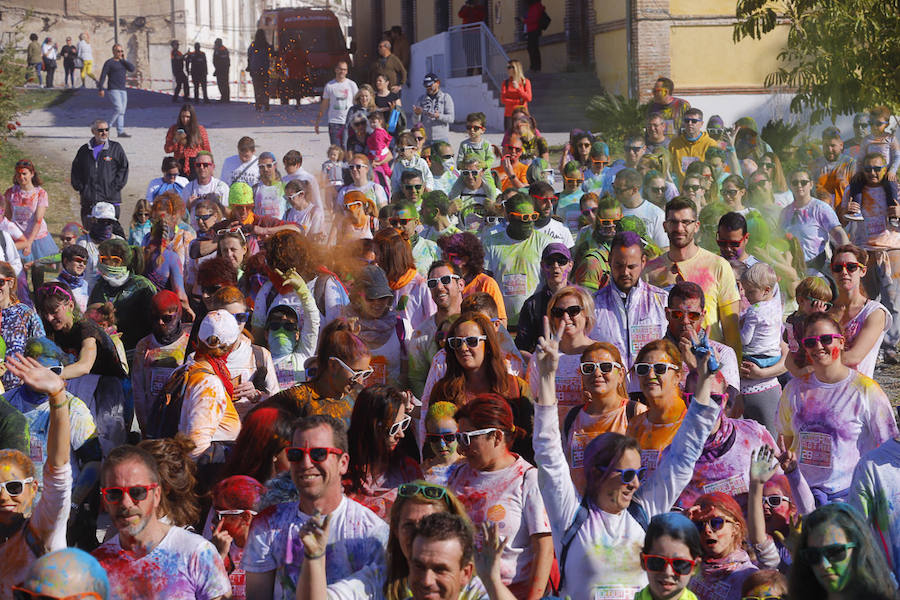 Han sido muchas las familias con niños que se han animado así a empezar el Día de Andalucía corriendo entre polvos de colores. En total, más de 4.000 personas