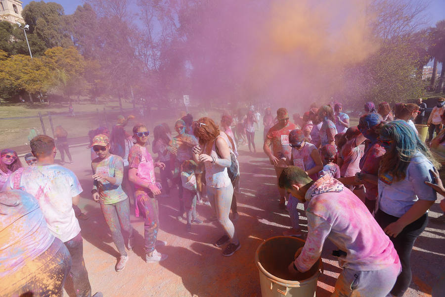 Han sido muchas las familias con niños que se han animado así a empezar el Día de Andalucía corriendo entre polvos de colores. En total, más de 4.000 personas