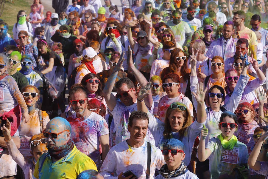 Han sido muchas las familias con niños que se han animado así a empezar el Día de Andalucía corriendo entre polvos de colores. En total, más de 4.000 personas